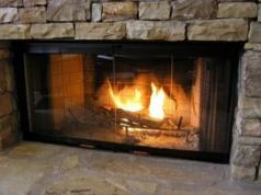 Стеклянные камины: польза для интерьера и удобство просмотра живого огня